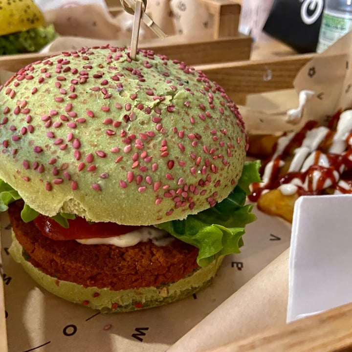 photo of Flower Burger Elf Burger shared by @alecucinandoveg on  14 Mar 2022 - review
