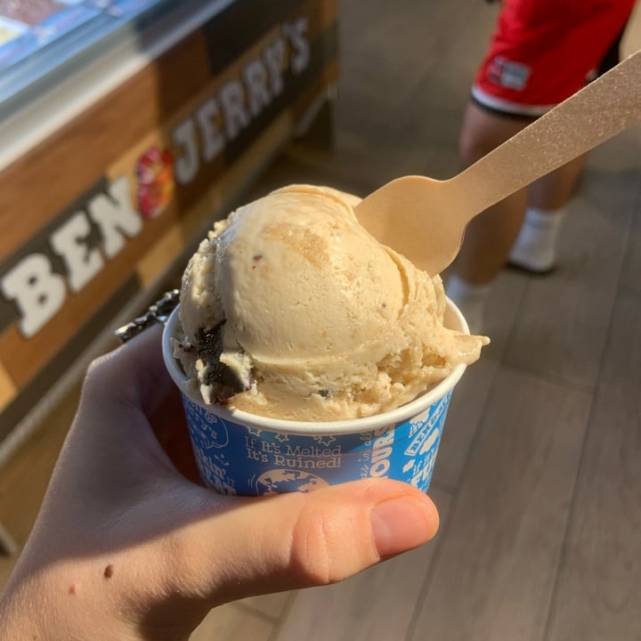 photo of Ben & Jerry’s Sagrada Família Cookie Dough shared by @peronaveg on  09 Oct 2022 - review