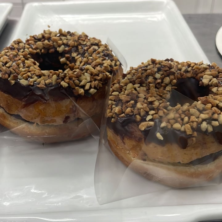 photo of Senhorita Pepis donuts chocolete preto e castanhas shared by @pssthler on  23 Sep 2022 - review