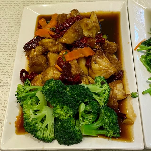 菜肴“Kung Pow Yamabushitake (Monkeyhead Mushroom)”的照片