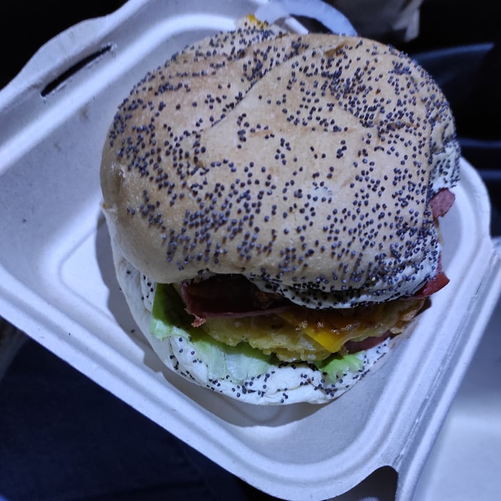 photo of Veggie Burger Hamburguesa Americana shared by @juanitu on  10 Oct 2020 - review