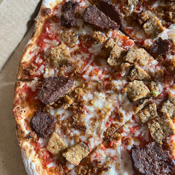 review photo of Pizzetta Vegan Meat Lovers Pizza shared by @jordaneatsplants on 15 Oct 2022 - review
