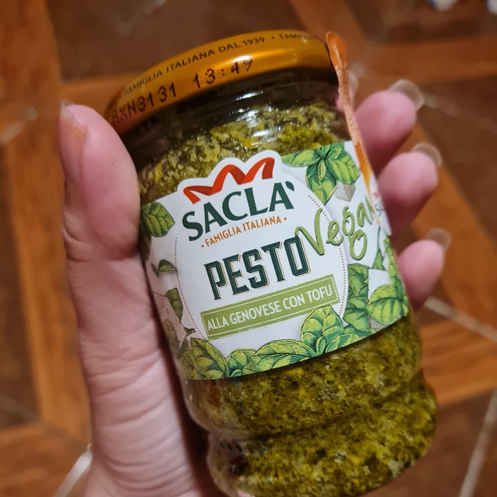 photo of Sacla' Pesto alla genovese con tofu shared by @beckyisvegan on  11 Dec 2021 - review