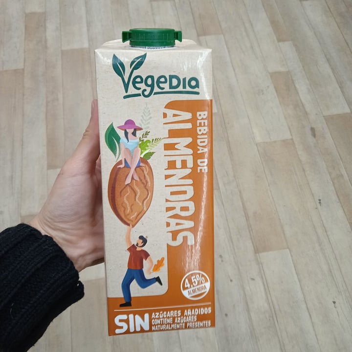 photo of Vegedia Bebida de almendras shared by @espesita on  08 Dec 2021 - review