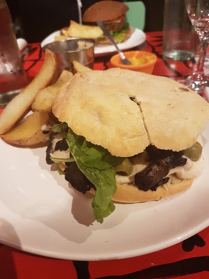 photo of Casa Munay Hamburguesa vegana con papas fritas shared by @guidodan on  08 Feb 2020 - review