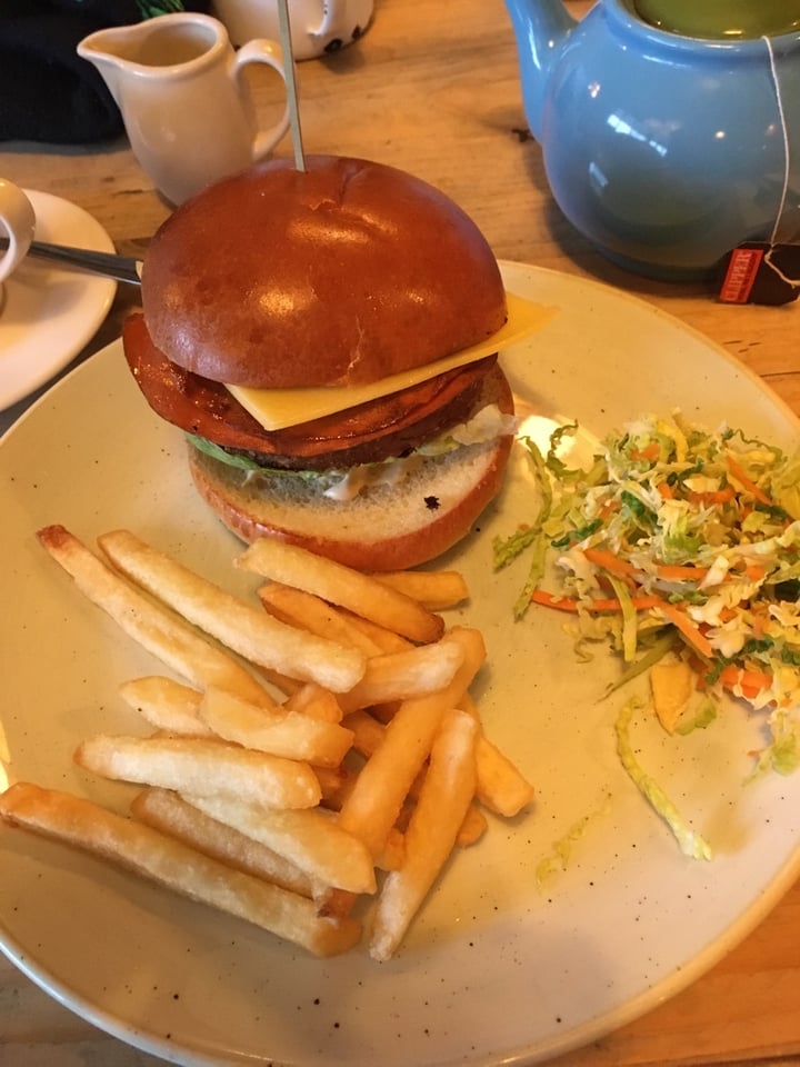 review photo of Valeroso Lounge Vegan Beyond Cheese Burger shared by @punk77 on 25 Jan 2020 - review