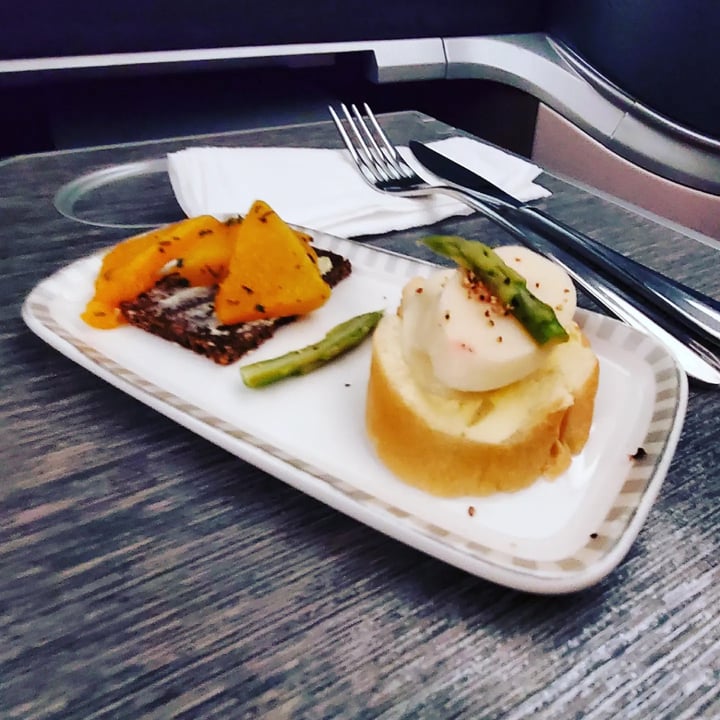 review photo of Singapore Airlines Limited Business Class Vegeterian Vegan Dinner shared by @roxannegoh on 30 Oct 2022 - review