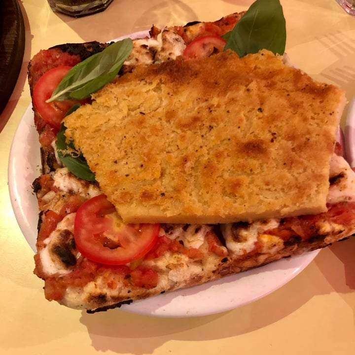 photo of Pizzería Güerrin Pizza Margarita vegana shared by @sabrinab on  10 Jan 2022 - review