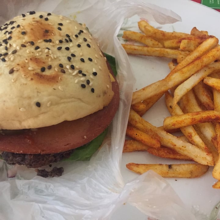 photo of Vegamo MX Cheeseburger shared by @angelicadhays on  29 Oct 2020 - review
