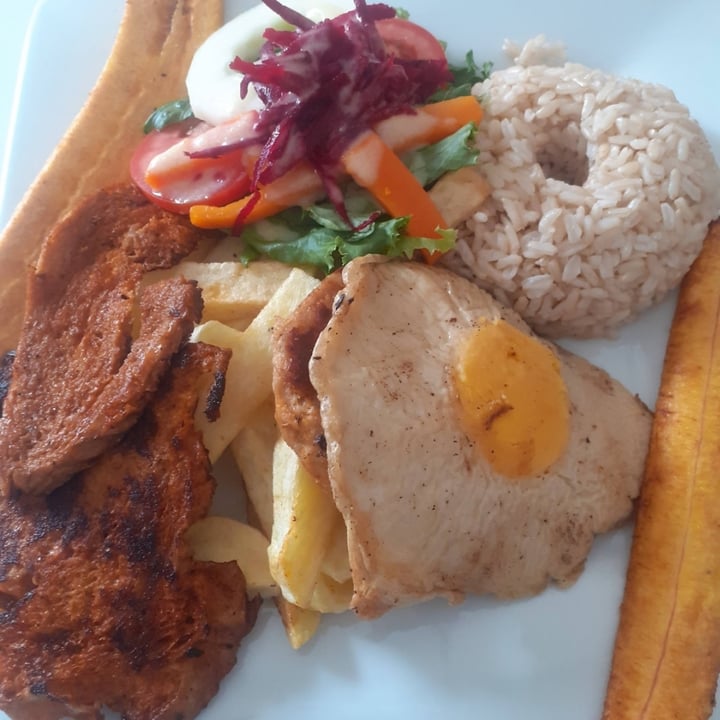 photo of Loving Hut - Golden Food Bisteck a lo pobre shared by @juancitovegan on  30 Dec 2021 - review