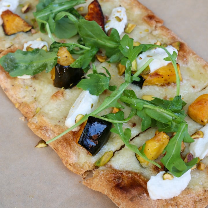 photo of True Food Kitchen Roasted Acorn Squash Flatbread shared by @lizmaselli on  16 Sep 2022 - review