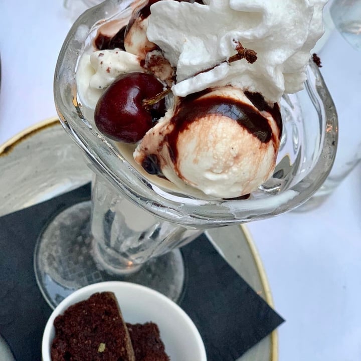 photo of Crossroads Kitchen Brownie Sunday shared by @veganshugah on  30 Sep 2021 - review