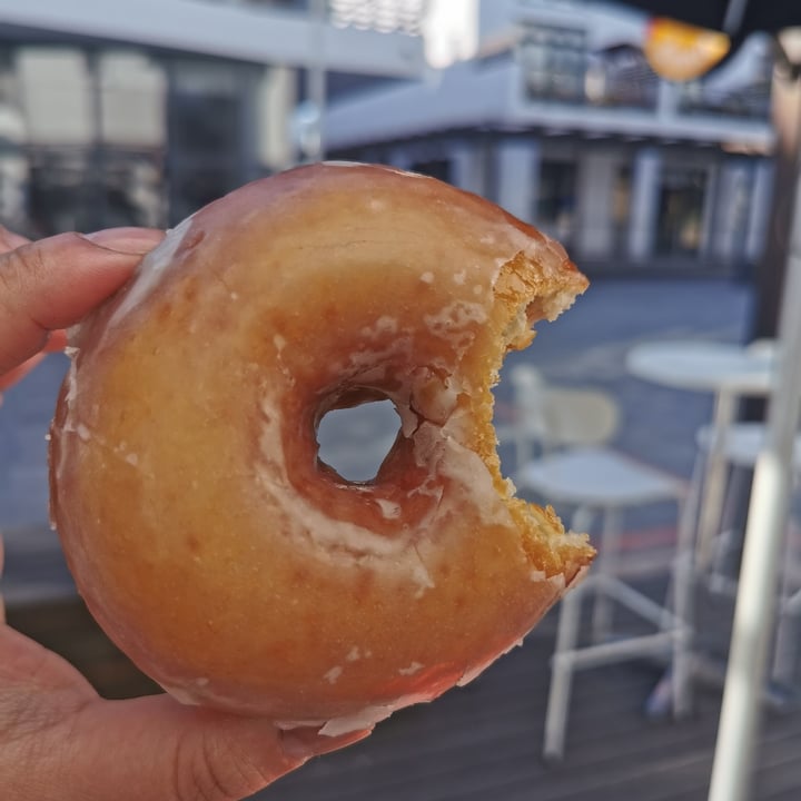photo of Hulis Donuts Glazed Donut shared by @theyogacreative on  13 Nov 2021 - review