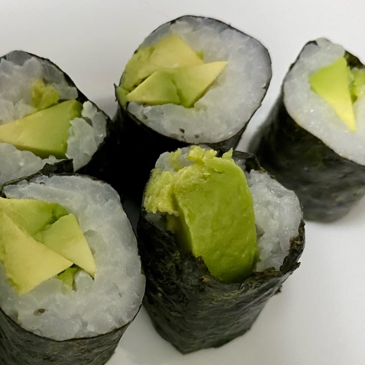 photo of Restaurante Chino El Sol. 603498615 Makis de aguacate shared by @belendharmakat on  15 Oct 2022 - review