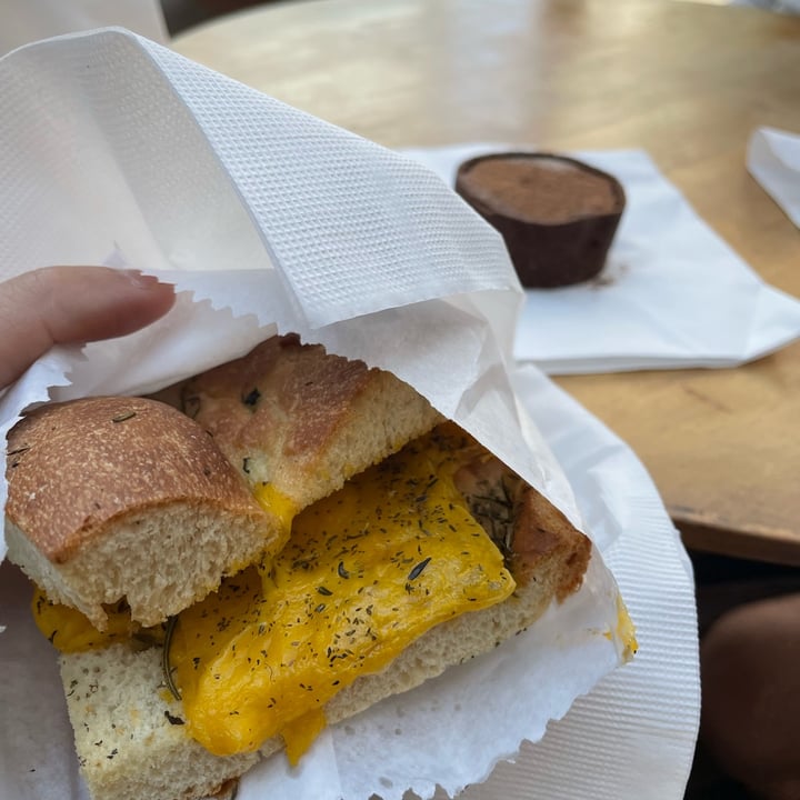 review photo of Naked Coffee Pinheiros: Café, Café Gelado, Cafés Especiais, Chá Gelado, Cafeteria, São Paulo SP "Queijo" quente shared by @lnalvarenga on 09 Jul 2022 - review