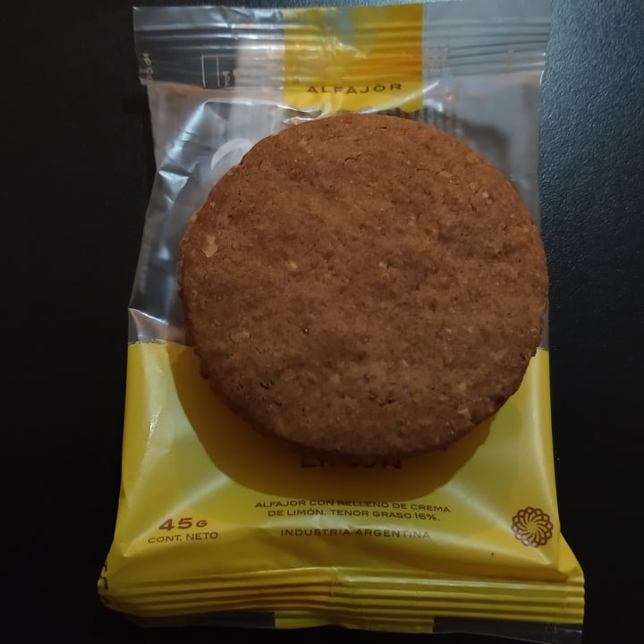 photo of Meltaím Alfajor de Limón shared by @daibonetto on  08 Jun 2021 - review