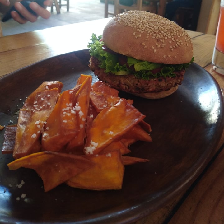 photo of La Colmena Hamburguesa de garbanzo (grande) shared by @vegan-know-it-all on  10 Oct 2021 - review