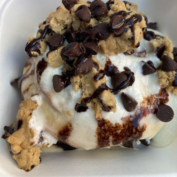 photo of Cinnaholic Victoria Cookie Monster cinnamon bun shared by @cuttlefish on  08 Oct 2021 - review