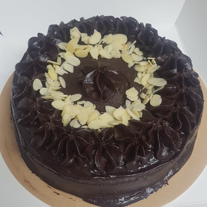 photo of La Besneta Pastel De Cumpleaños Vegano shared by @kons on  01 Jun 2020 - review