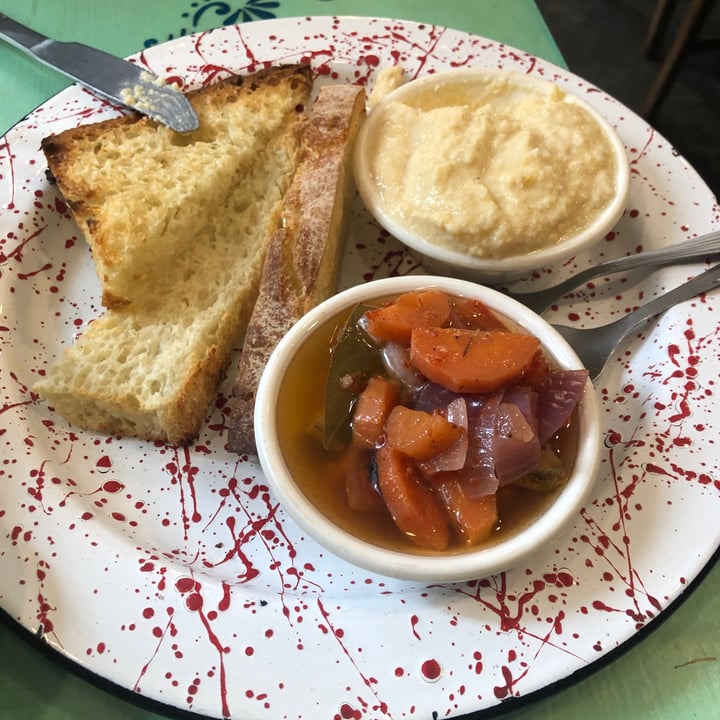 photo of Casa Munay Pan con hummus y escabeche shared by @juliaarena on  26 Jul 2022 - review
