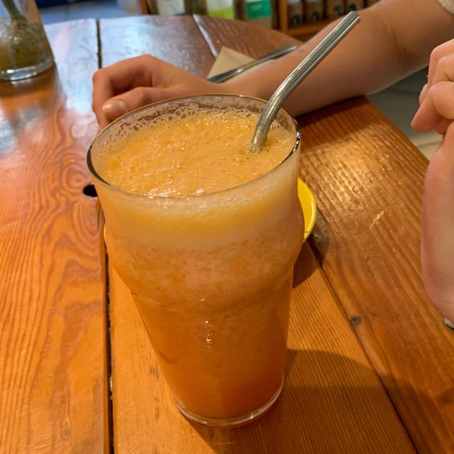 菜肴“jugó de naranja con durazno”的照片