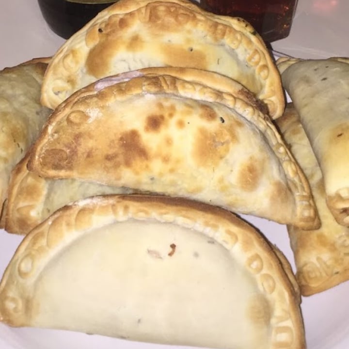 photo of Empanadas de 10 Empanadas shared by @agusviolatti on  18 Oct 2021 - review