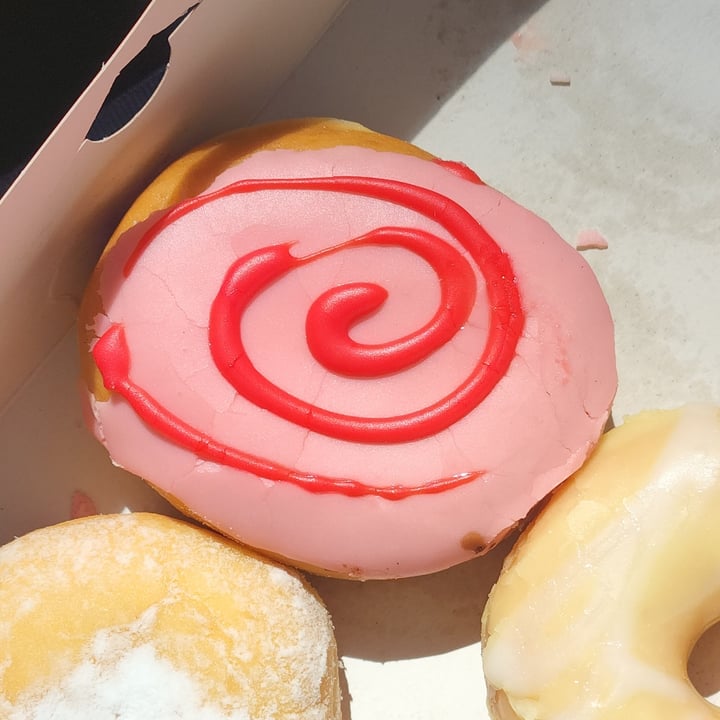 photo of Dunkin’ Donuts Vegan Strawberry Swirl shared by @andirabas on  12 Aug 2022 - review