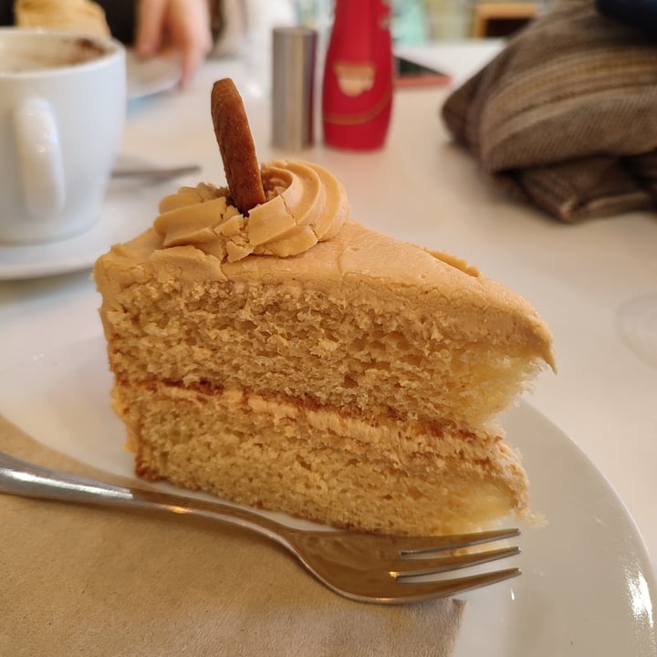 photo of Picnic Biscoff Lotus Cake shared by @sopheen on  20 Dec 2021 - review