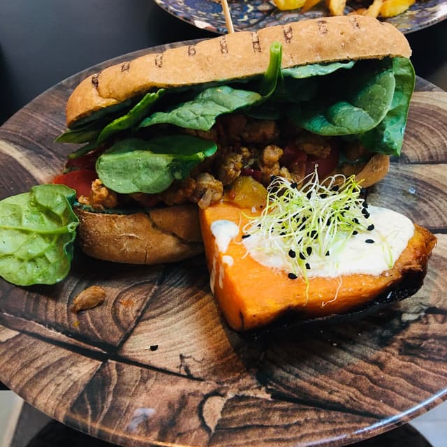 Photo of the dish “Bocata de ‘carne’ y pisto con boniato horneado”