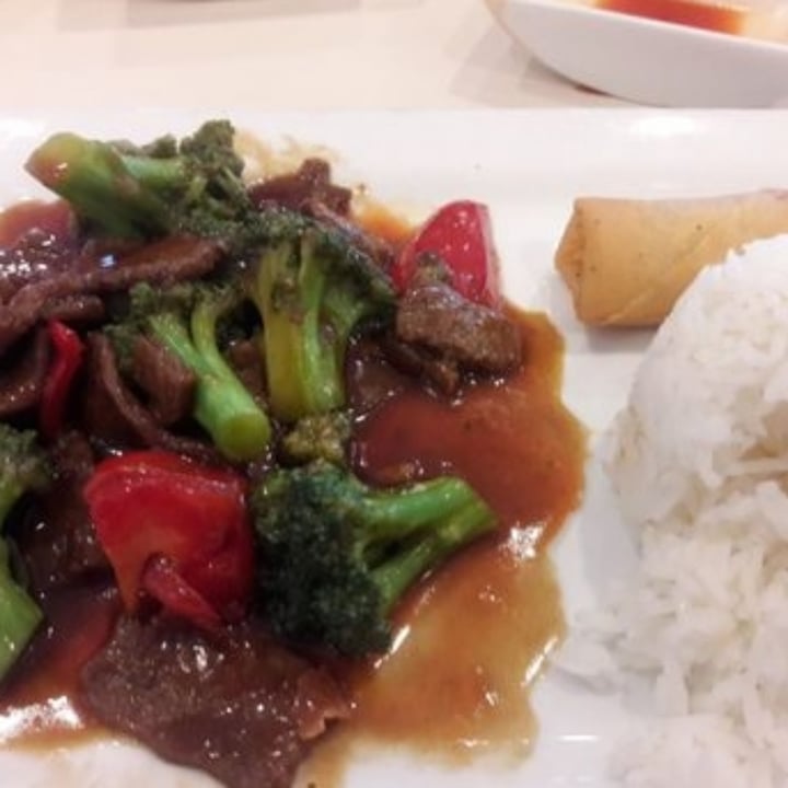 photo of VeGreen Vegetarian Fusion Restaurant Beef and broccoli shared by @carlajc on  02 Nov 2020 - review