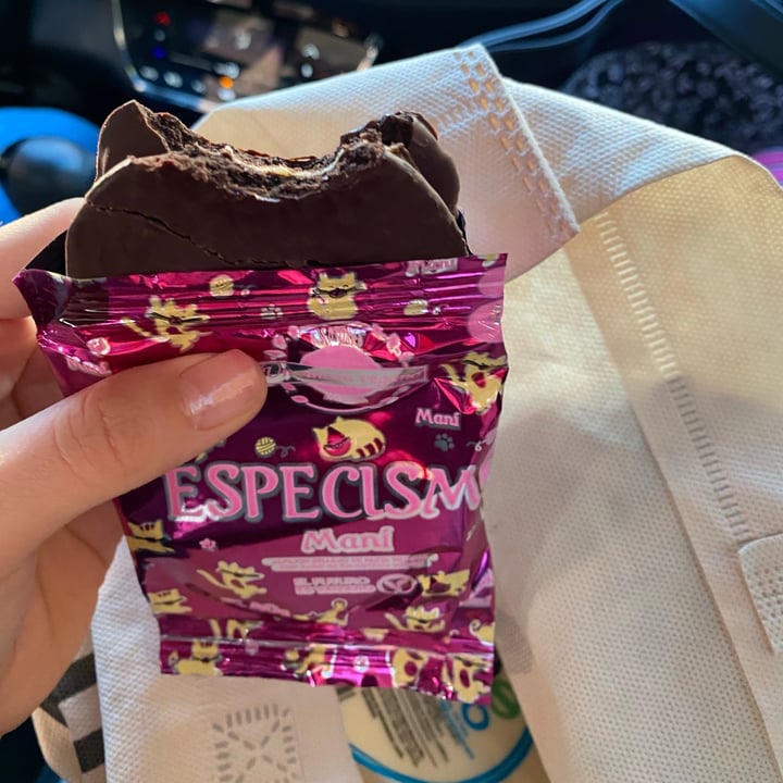 review photo of Un Rincón Vegano Especismo Alfajor Relleno de Pasta de Maní con Baño de Repostería Negro shared by @dagustina on 22 Jul 2021 - review