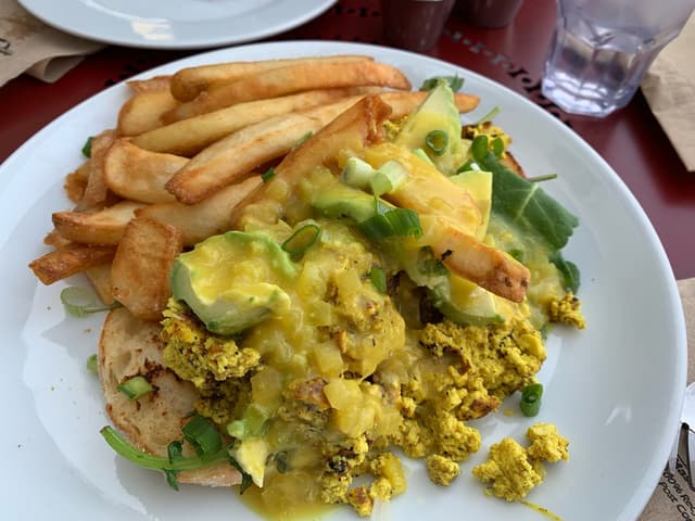Foto del plato “Vegan Benedict with Steak Fries”