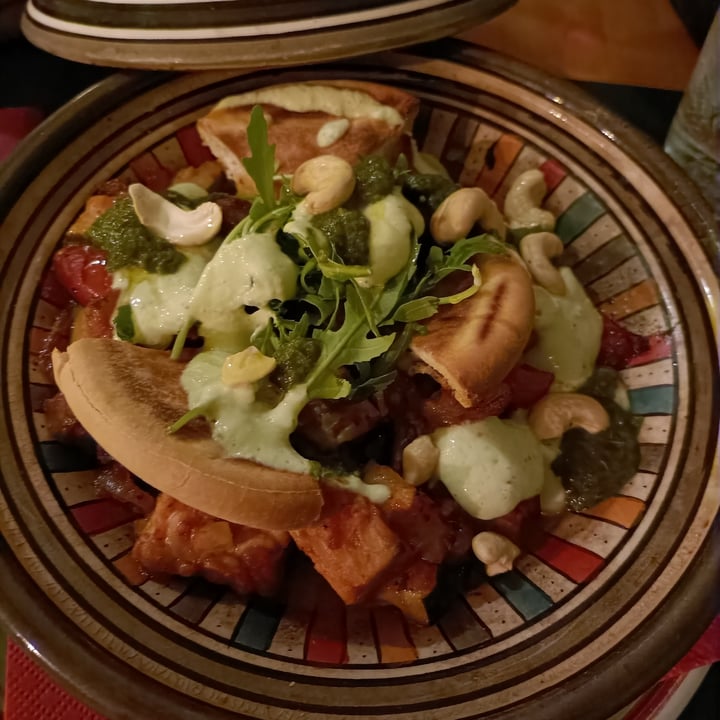 photo of DuedipiccheVegan tajine con caponata estiva, tempeh, anacardi, salsa yogurt e pane indiano shared by @maka89 on  12 Aug 2022 - review