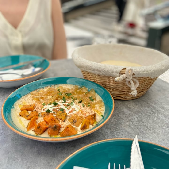 review photo of Hummus Original Hummus con cebolla caramelizada shared by @batips on 24 Oct 2021 - review