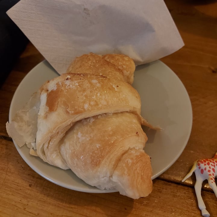 review photo of Materia Cafe cornetto all'albicocca shared by @notacow on 19 Nov 2022 - review