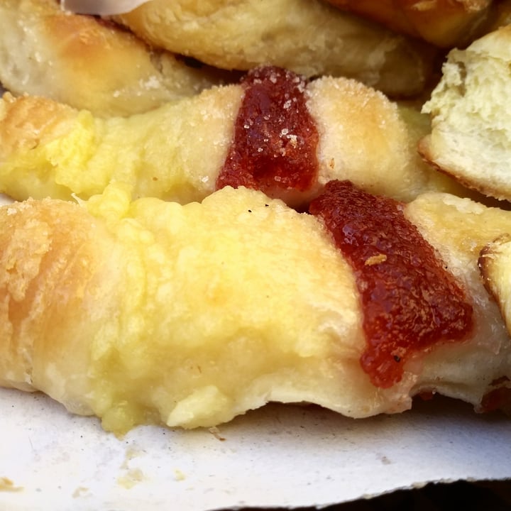 photo of Panaderia Sweet Facturas Con Crema Pastelera Y Membrillo shared by @brendaflowers on  17 Aug 2020 - review