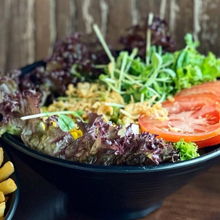 photo of nomVnom Bistro Salad with Balsamic Vinegar shared by @veggiexplorer on  06 Feb 2022 - review