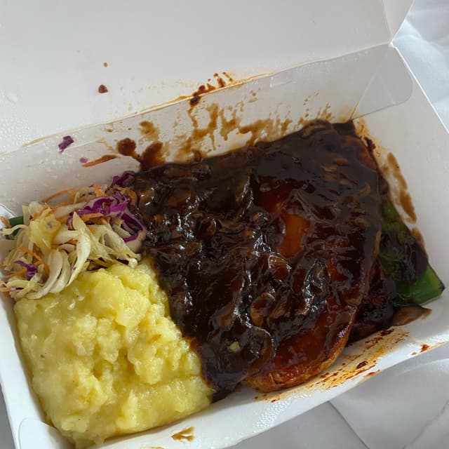 菜肴“Vegan steak with black pepper sauce”的照片