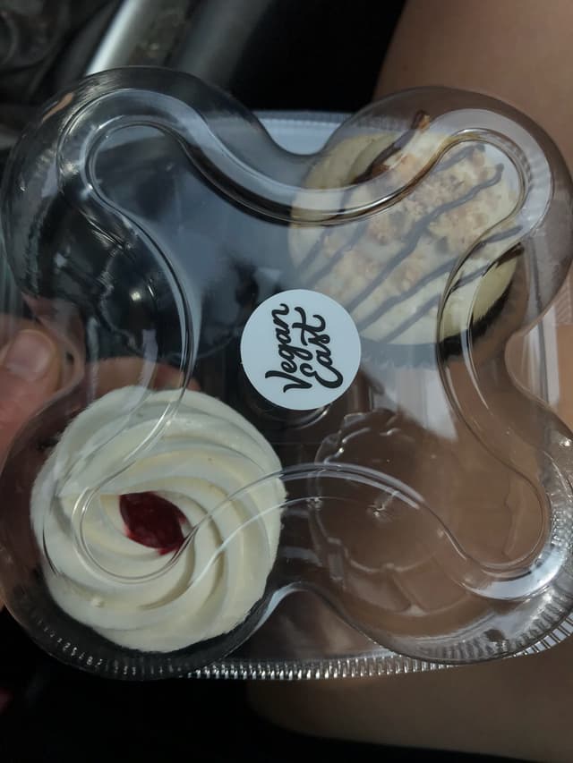 菜肴“Chocolate Peanut Butter Cupcake w/cookie”的照片