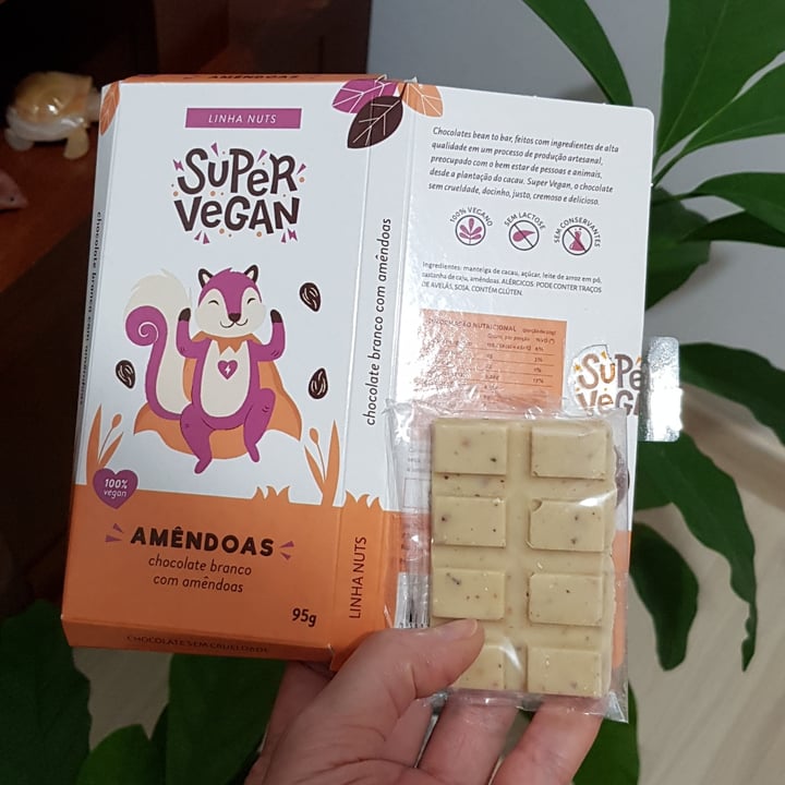photo of Super Vegan chocolate branco com amendoas shared by @vrgvegana on  09 Jun 2022 - review