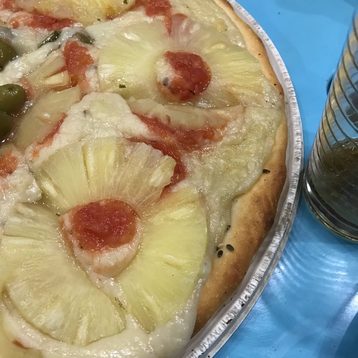 photo of Pizzas y Empanadas IL Giardino De Devoto Pizza con anana shared by @candelariex on  14 Dec 2021 - review