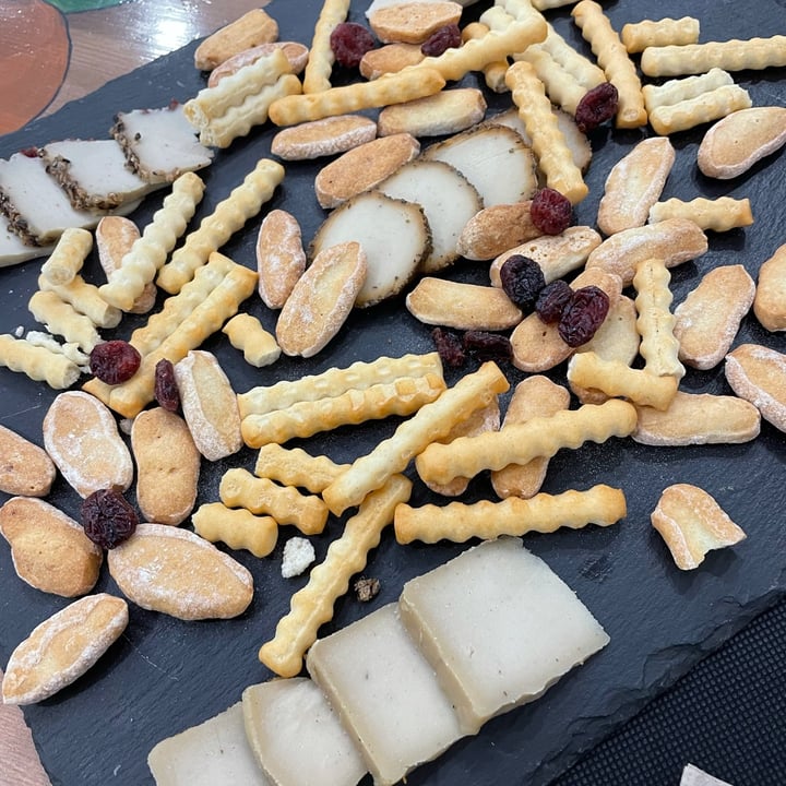 review photo of Deliveggie Ourense Tabla De Quesos Variados shared by @nanaaestevez on 06 Mar 2022 - review