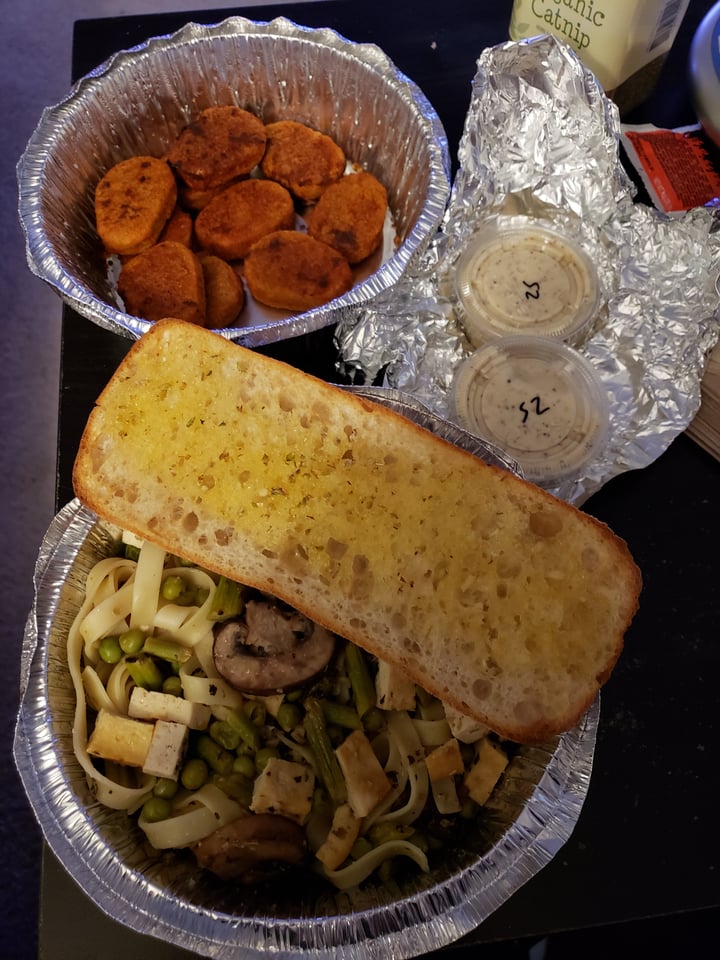 photo of Pizza Lucé Vegan Fettuccini  with lemon pepper tofu & Lucky bird nuggets appetizer shared by @stefgrill on  29 Mar 2018 - review