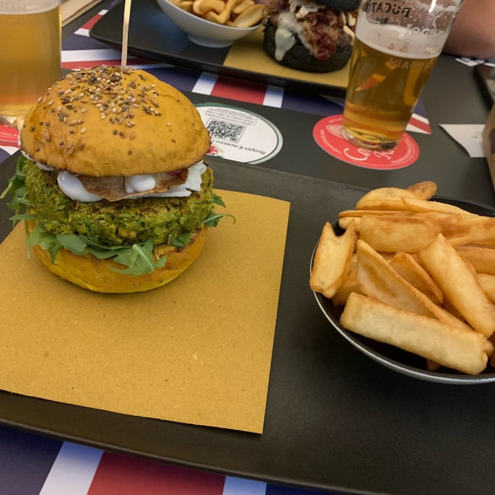 photo of Old England Pub - Pub Birreria Padova Porn burger vegan shared by @isabmarr on  15 Aug 2022 - review