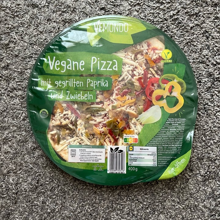 photo of Vemondo  Pizza Fresca Vegana. Pimientos Asados Y Cebolla. shared by @domcsiwill on  27 Jul 2022 - review