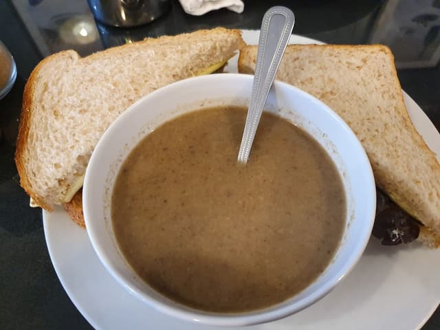 Foto del plato “Thai Mushroom Soup and a Vegan Ploughmans' Sandwich”