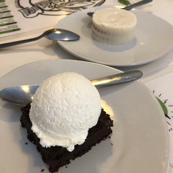 photo of Poderosa Restaurante Vegano Brownie de Chocoaguacate Con Bola de crema Batida Helada shared by @anapauggarcia on  05 Aug 2021 - review