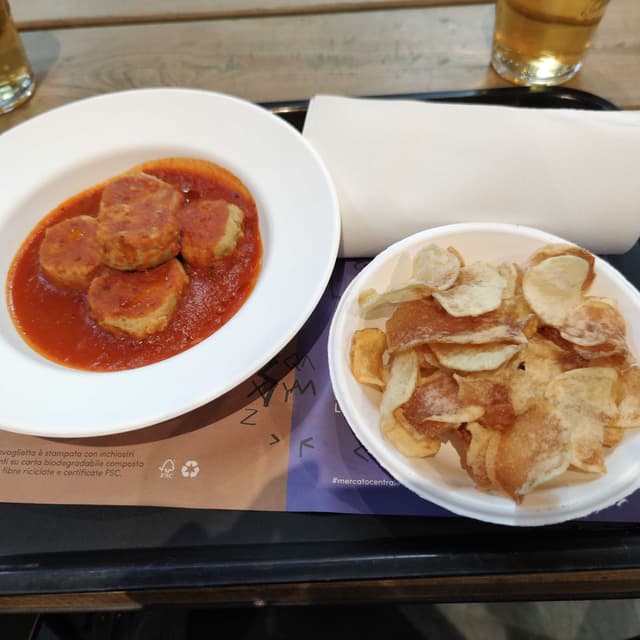 Foto del piatto “Polpette Di Ceci E Melanzane Al Sugo Di Pomodoro Con Chips Di Patate”