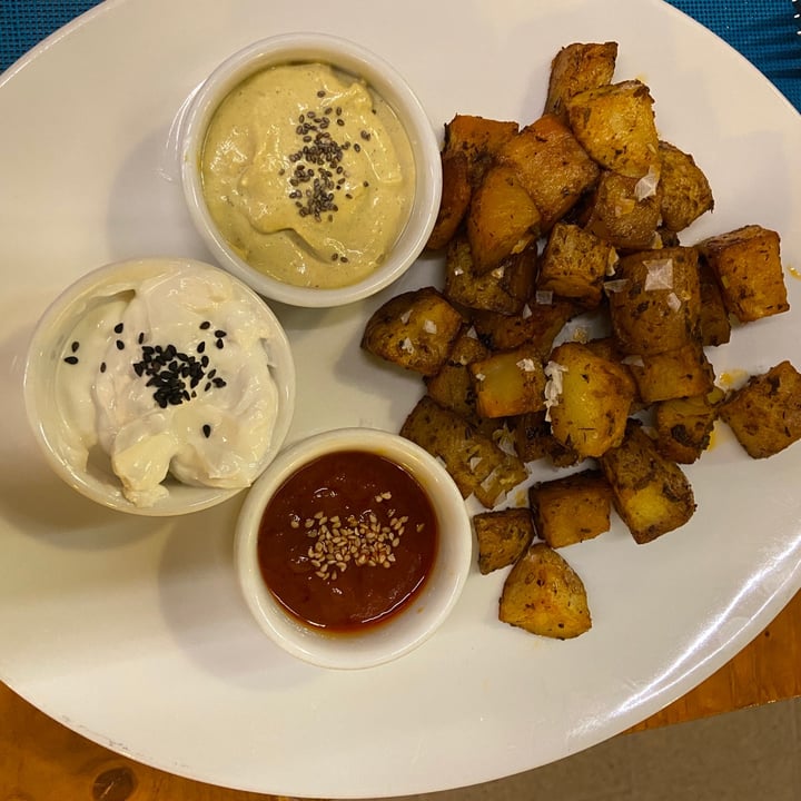 photo of Restaurante Vegetariano Fang i Aram Patatas al horno con tres salsas shared by @martalihe on  27 Aug 2020 - review