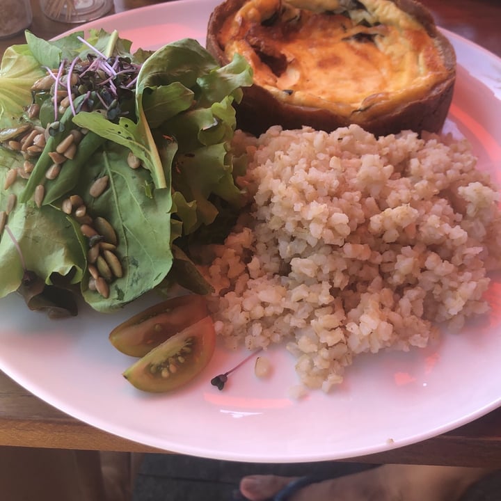 photo of Grão culinária vegetariana natural Quiche de tomate  com salada shared by @carolpires on  23 Feb 2022 - review